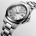 Longines L33764766 женские часы застежка крупным планом