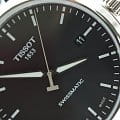Tissot T1164071105100 наручные мужские часы застежка крупным планом