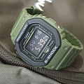 Casio DW-5610SU-3E мужские часы застежка крупным планом
